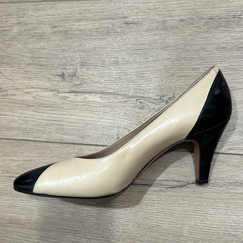 Salvatore Ferragamo Italy Two-Tone Cream Black Heels pumps leather 6.5 vintage - Picture 3 of 11